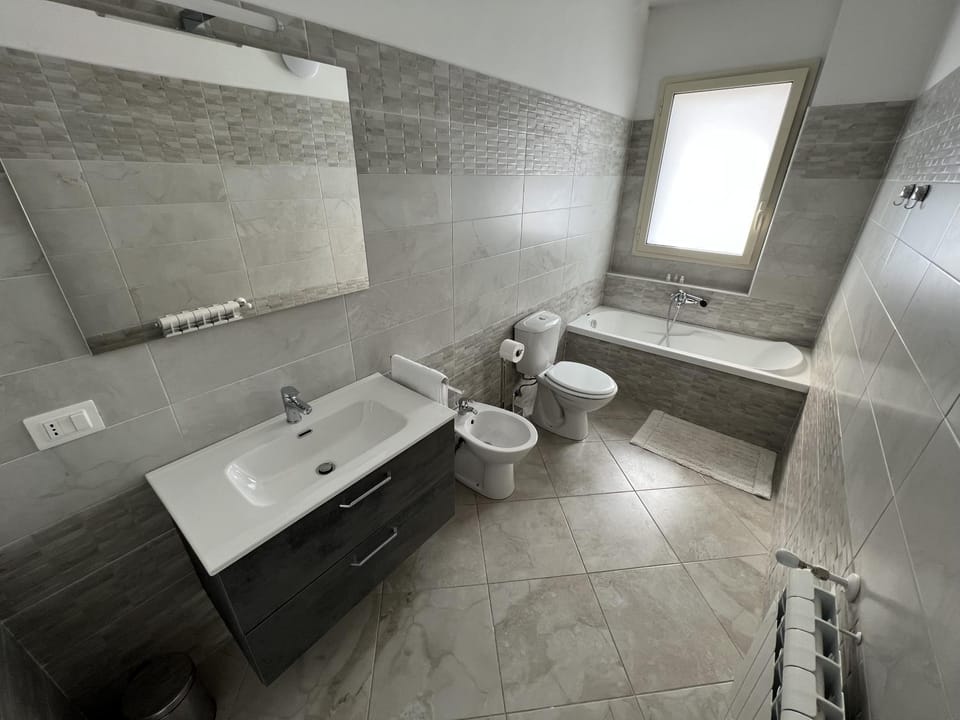Shower, Toilet, Bathroom, Bath, bidet, towels
