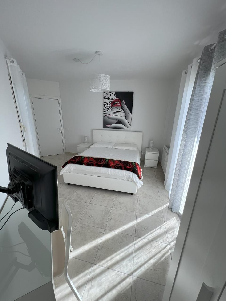 Bed, TV and multimedia, Photo of the whole room, Bedroom, hair dresser