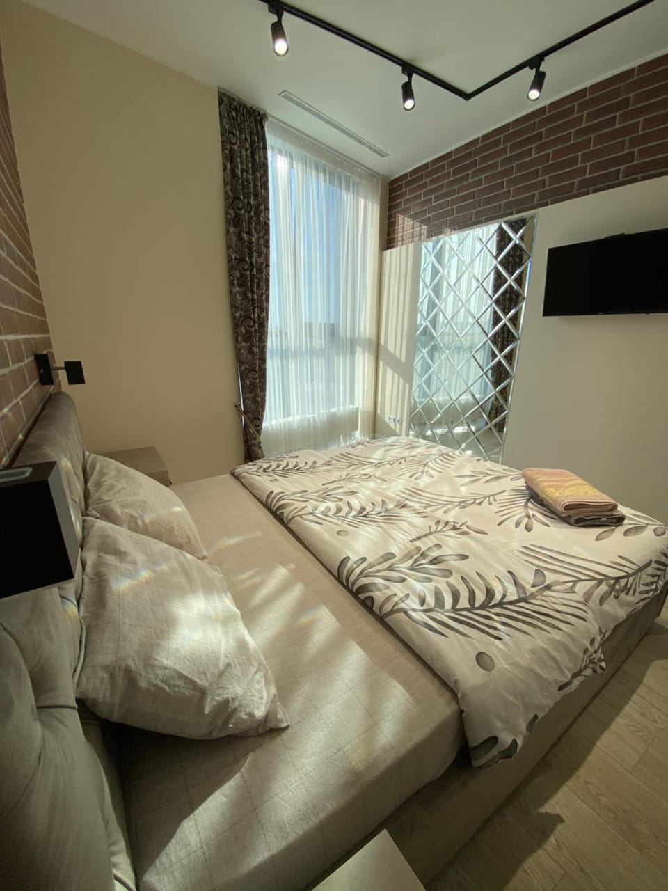 Bed, TV and multimedia, Photo of the whole room, Bedroom