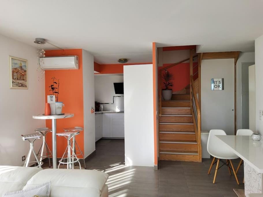 Kitchen or kitchenette, Dining area, minibar, oven