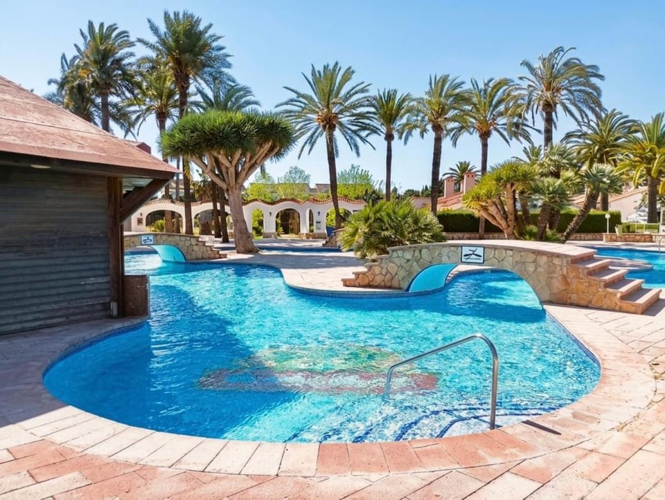 Restaurant/places to eat, Swimming pool