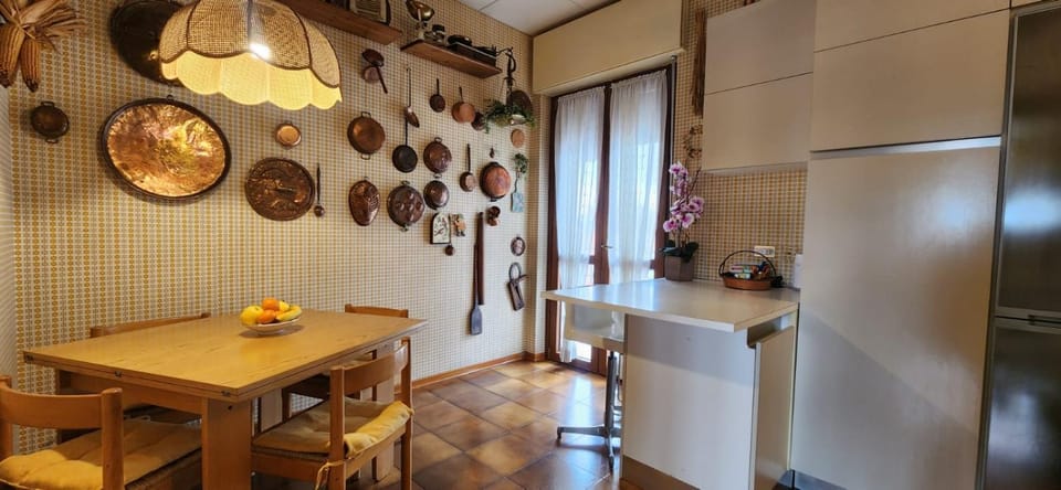 Kitchen or kitchenette, Dining area, oven