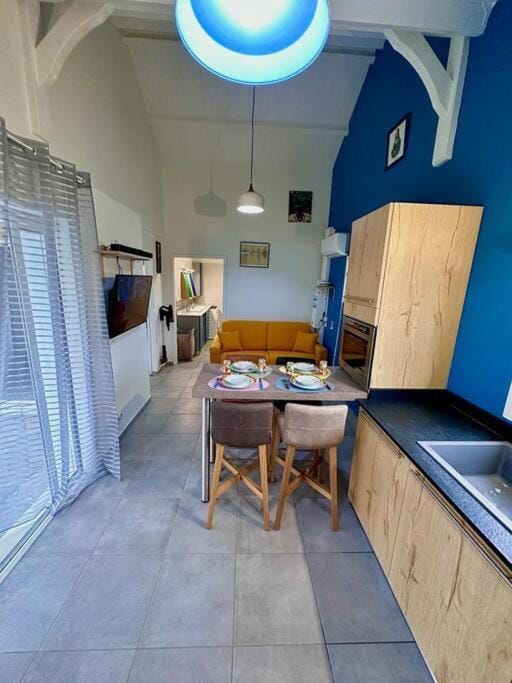 Dining area, minibar