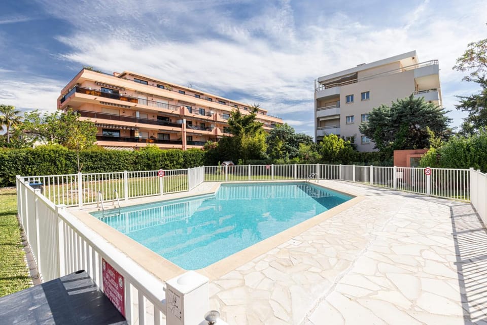 Pretty Studio Swimming pool and Sea Apartment in Cagnes-sur-Mer