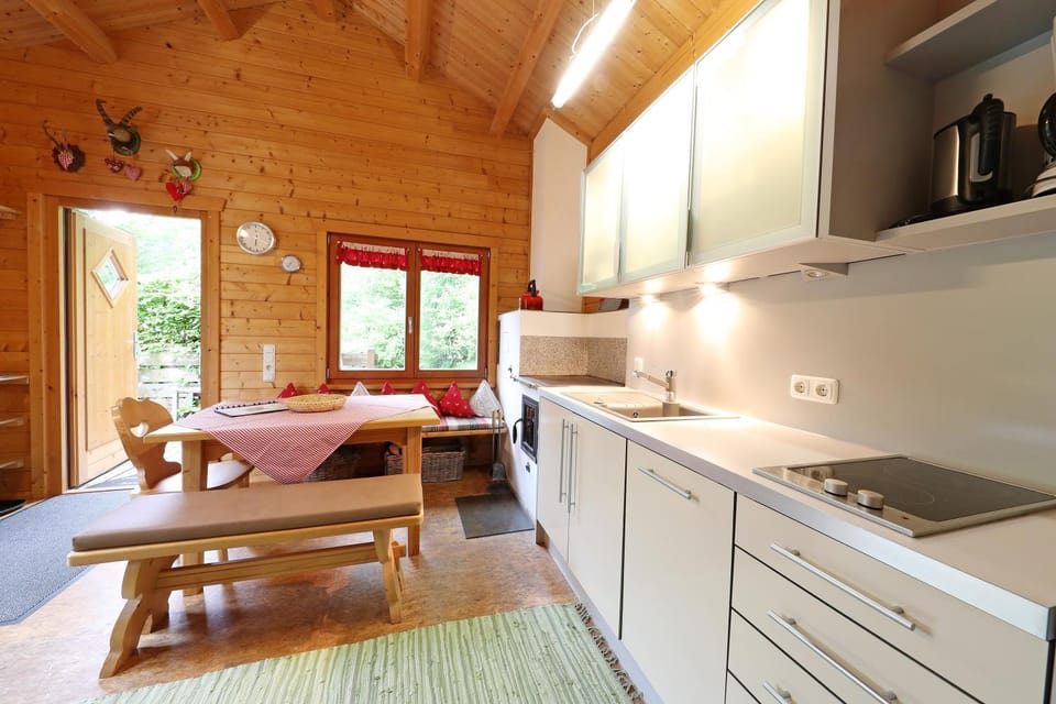 Kitchen or kitchenette, Dining area, pet friendly, stove