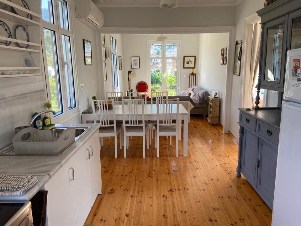 Property building, Kitchen or kitchenette, Dining area, Breakfast, pet friendly, stove, kitchen