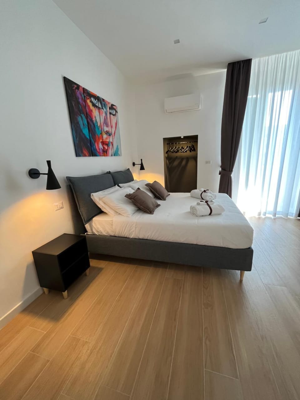Bed, Bedroom, towels