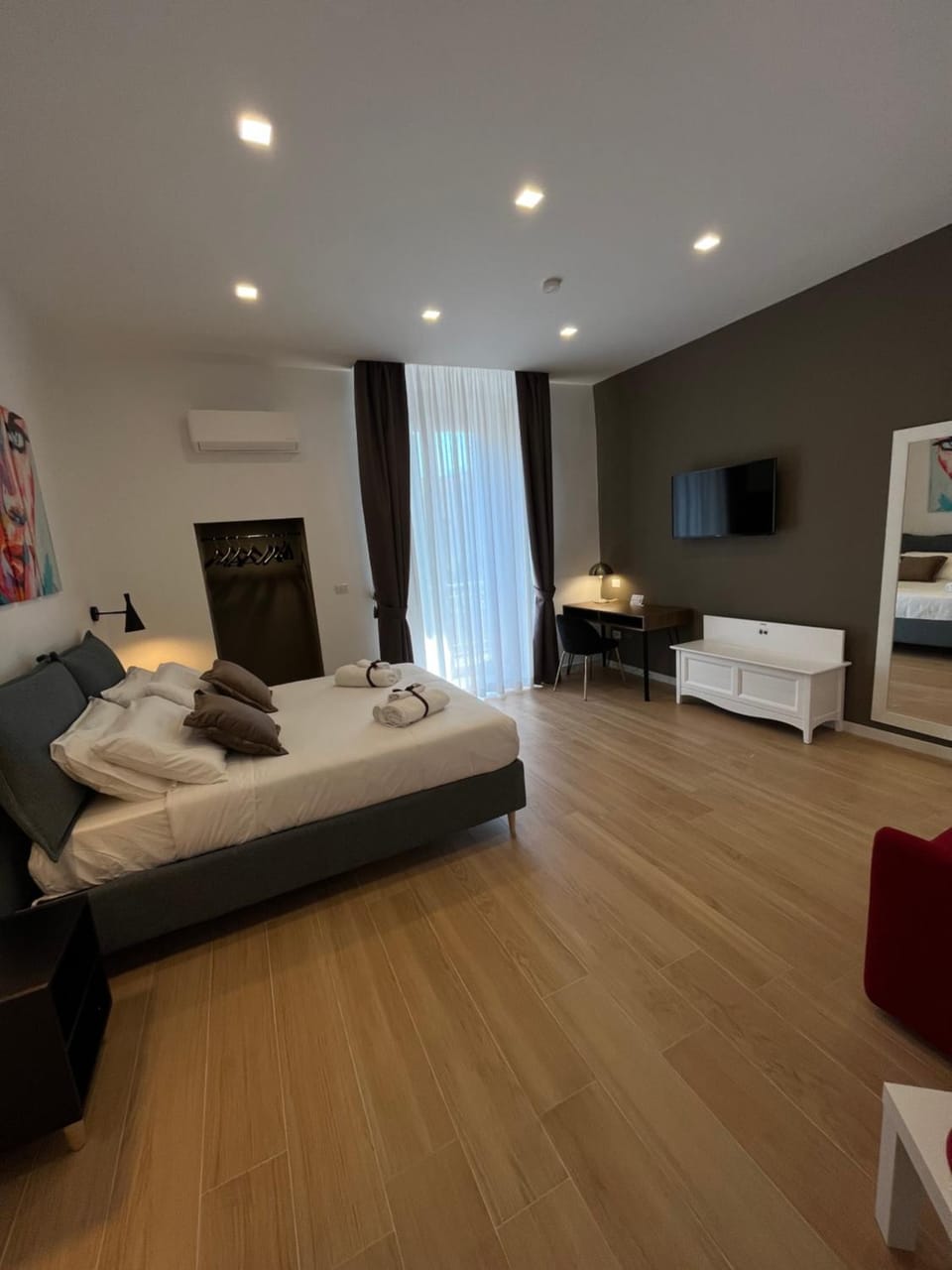 Bed, TV and multimedia, Living room, Photo of the whole room, Seating area, Evening entertainment, Bedroom