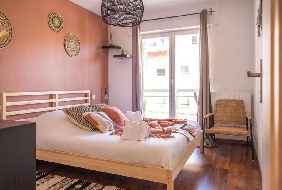 Bed, Photo of the whole room, Bedroom