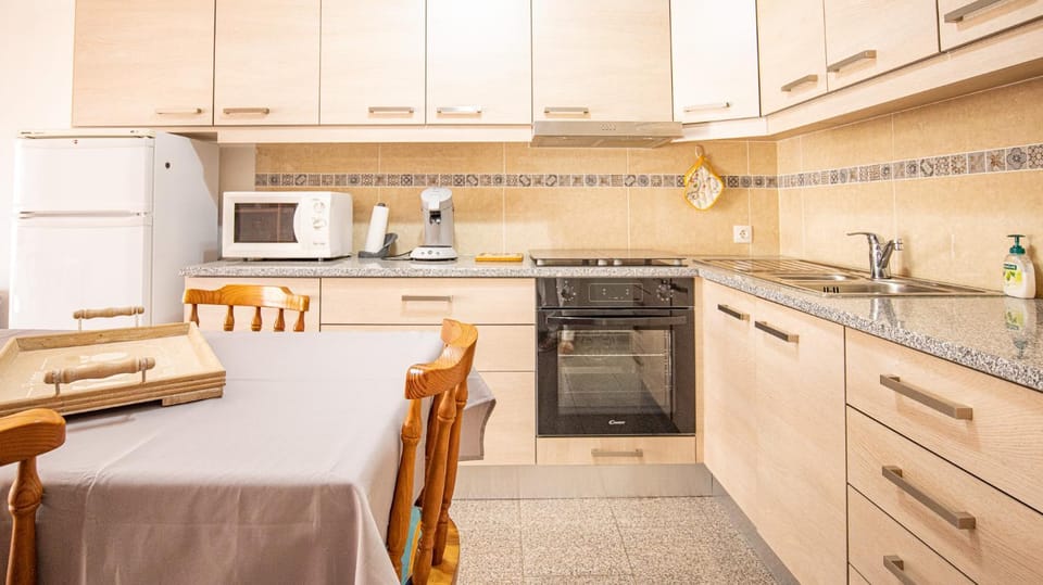 Kitchen or kitchenette, Dining area, pet friendly, stove, toaster