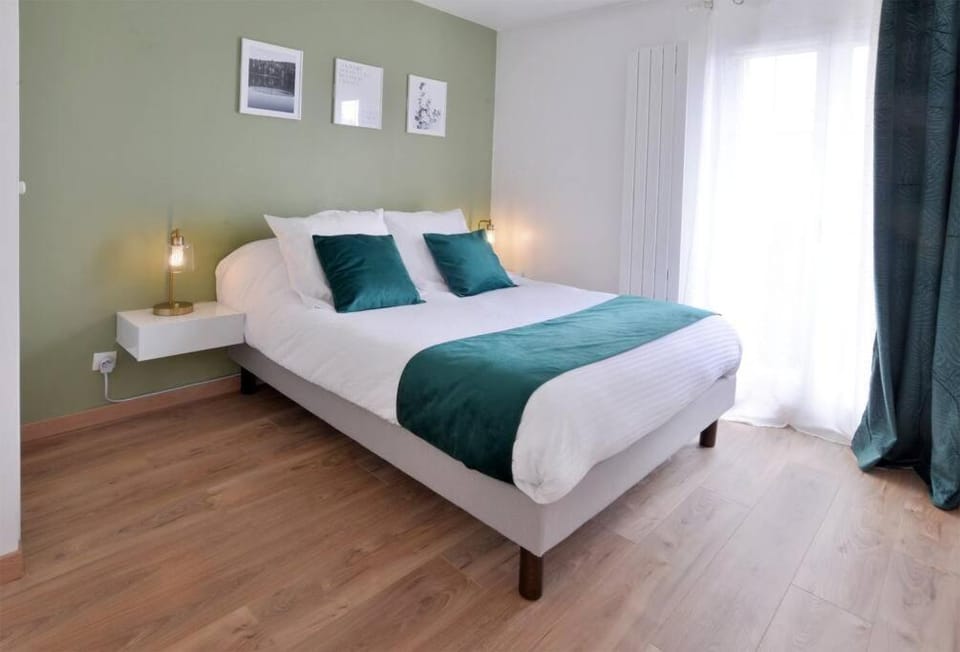 Bed, Photo of the whole room, Bedroom