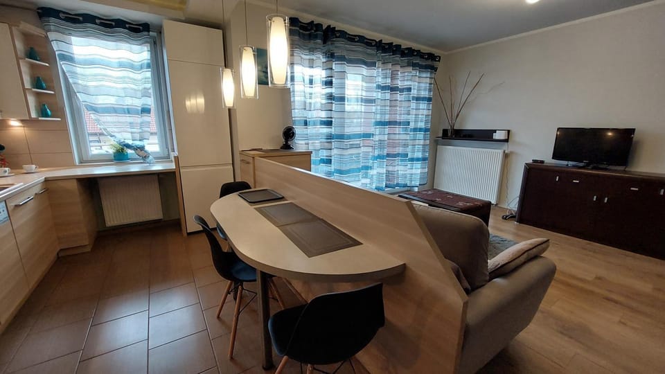 Kitchen or kitchenette, Living room, Seating area, Dining area
