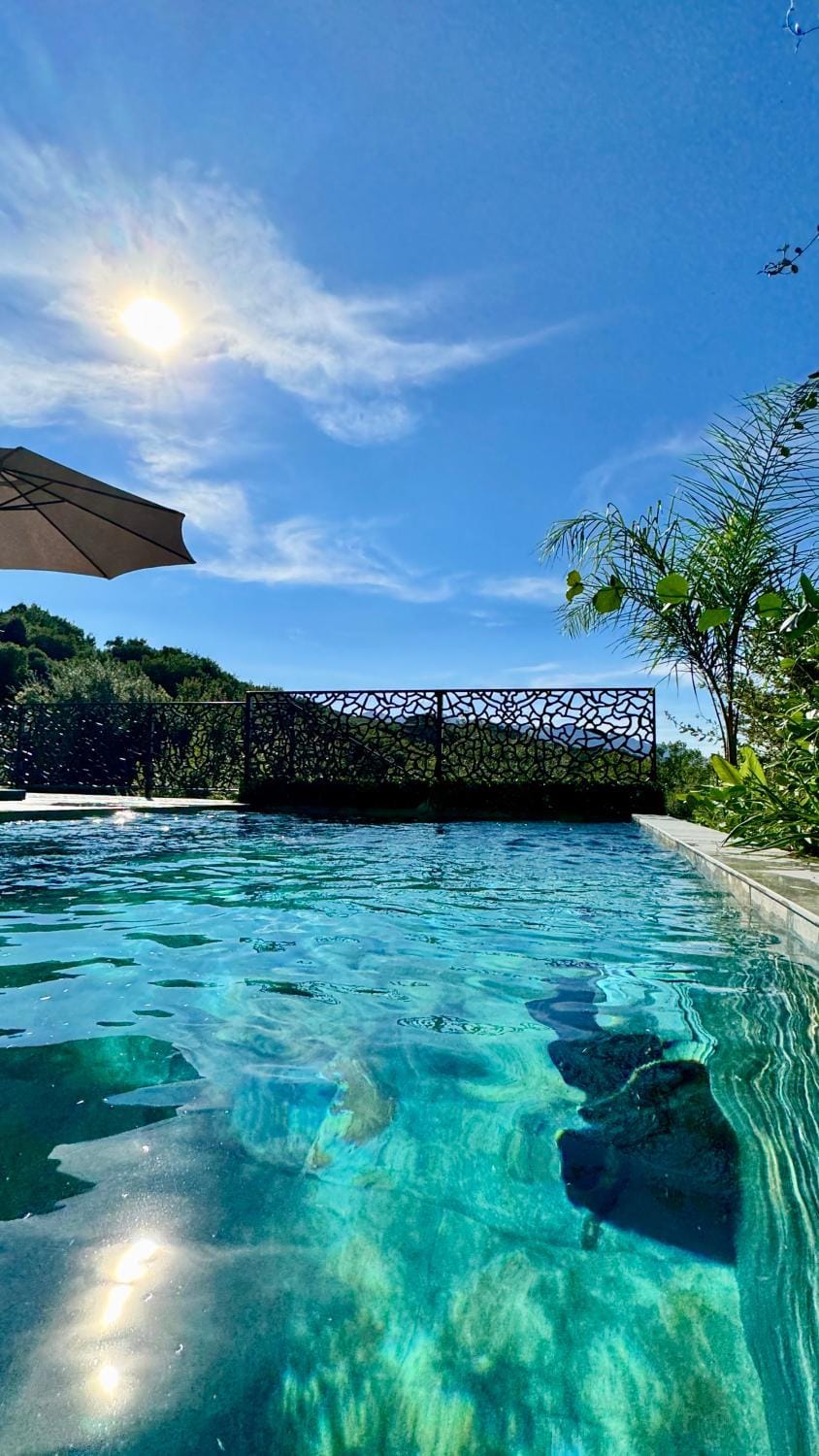 Nearby landmark, Day, Natural landscape, Pool view, Swimming pool, sunbed