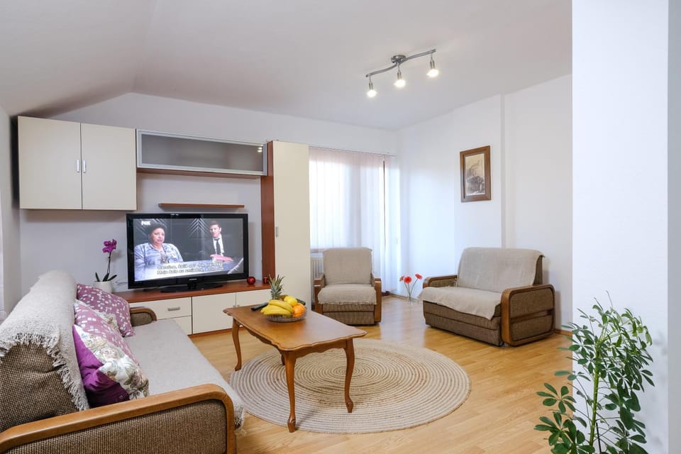 Communal lounge/ TV room, TV and multimedia, Living room, Seating area, Evening entertainment