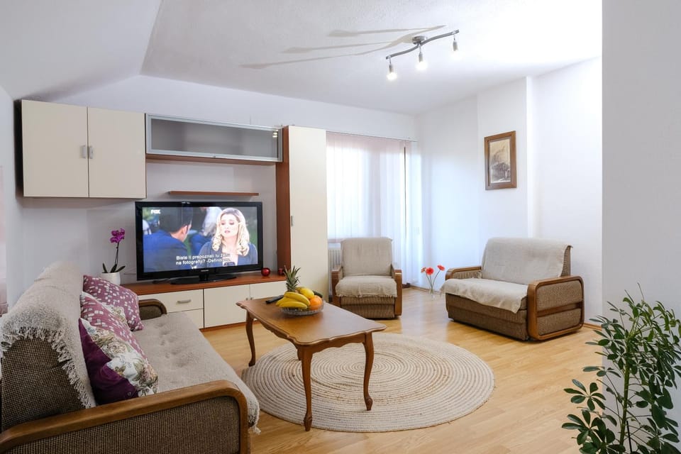 TV and multimedia, Living room, Seating area, Evening entertainment