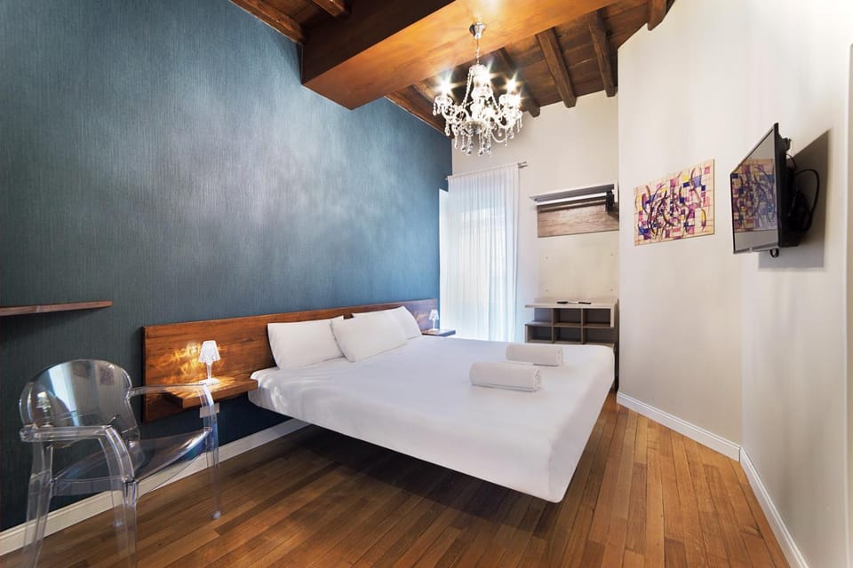 Bed, Day, TV and multimedia, Photo of the whole room, Decorative detail, wardrobe