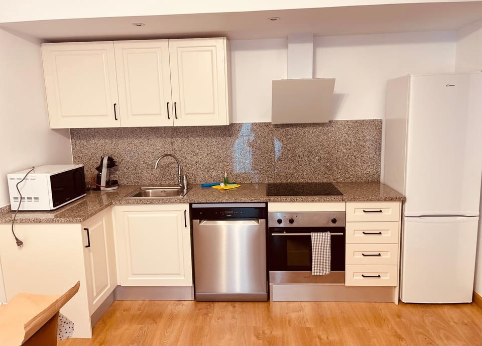 Coffee/tea facilities, Kitchen or kitchenette, dishwasher, oven, stove