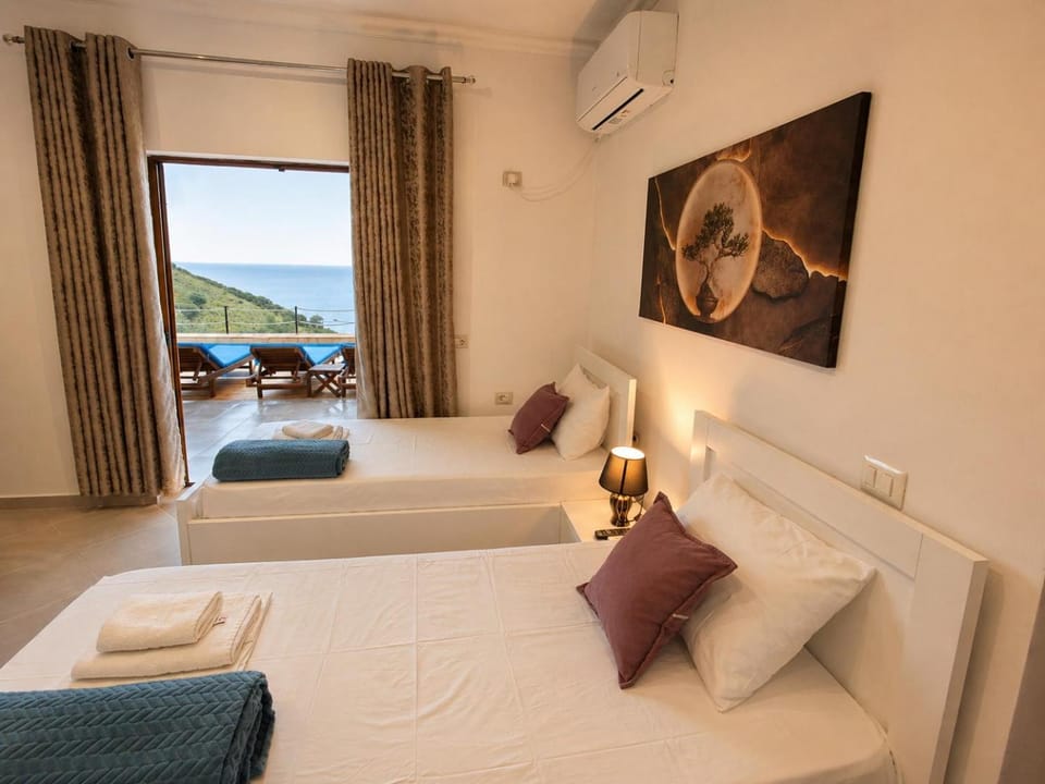Bed, Photo of the whole room, towels