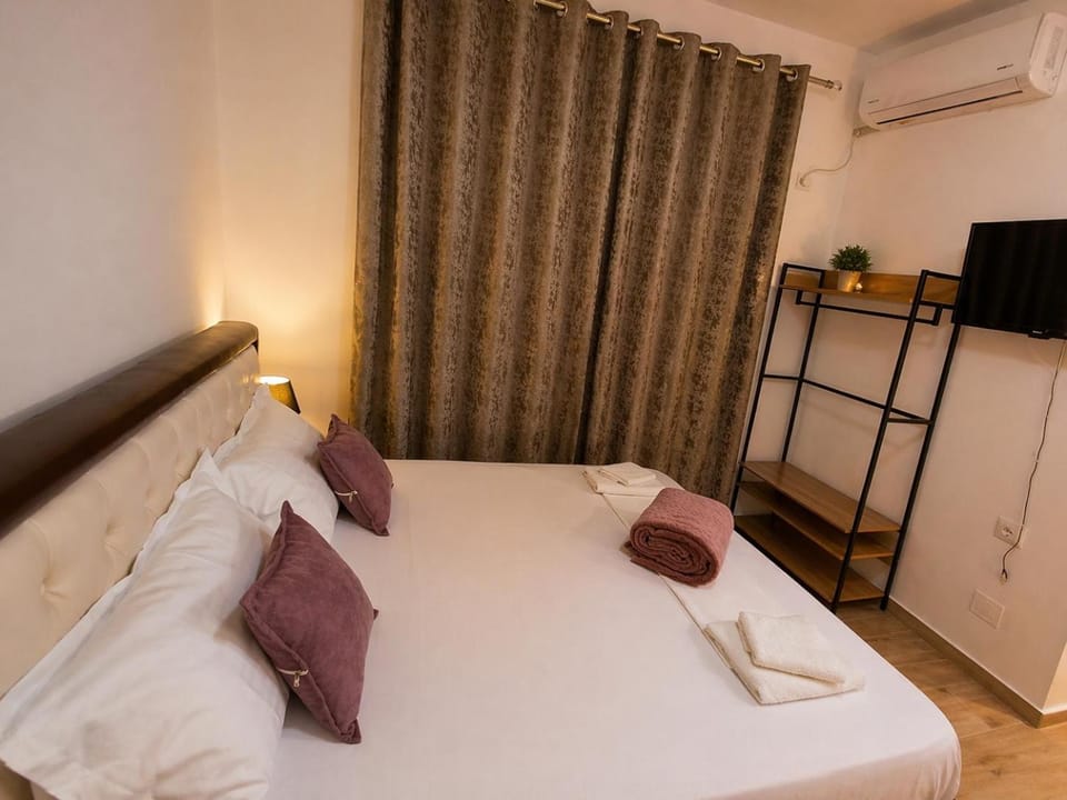 Bed, TV and multimedia, Photo of the whole room, towels, air conditioner