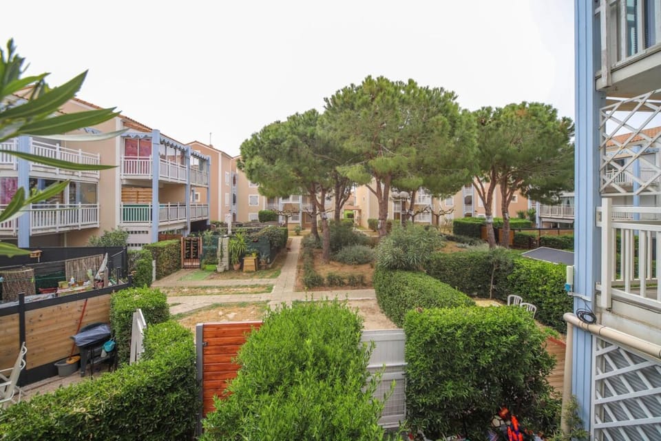 Facade/entrance, Spring, Day, Neighbourhood, Natural landscape, Garden, Garden view