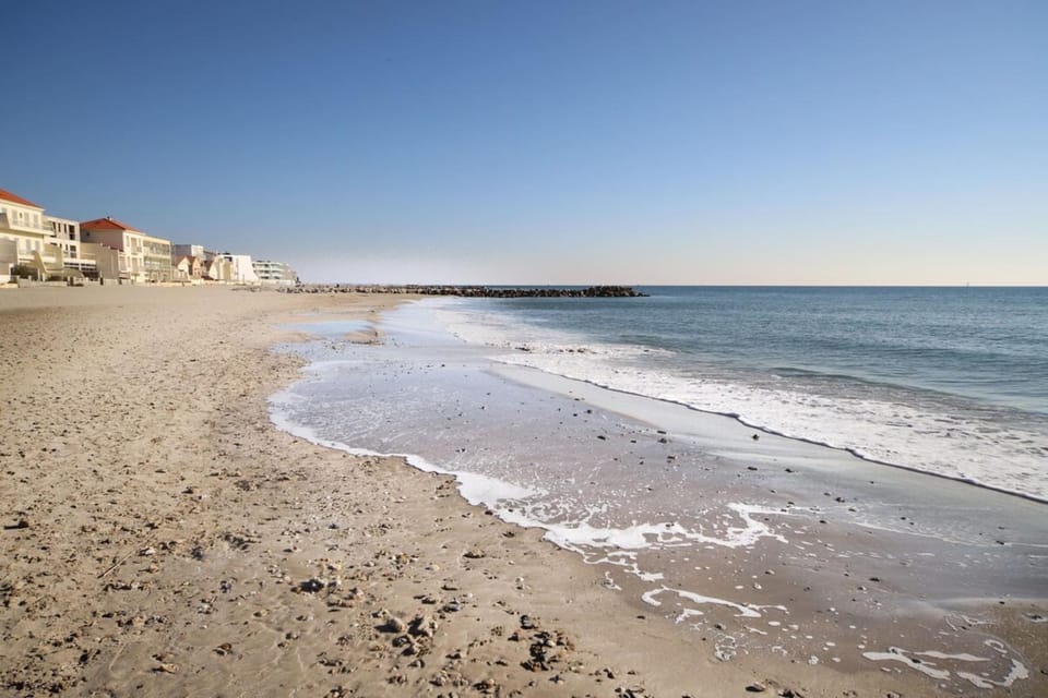 Nearby landmark, Off site, Day, Natural landscape, Beach