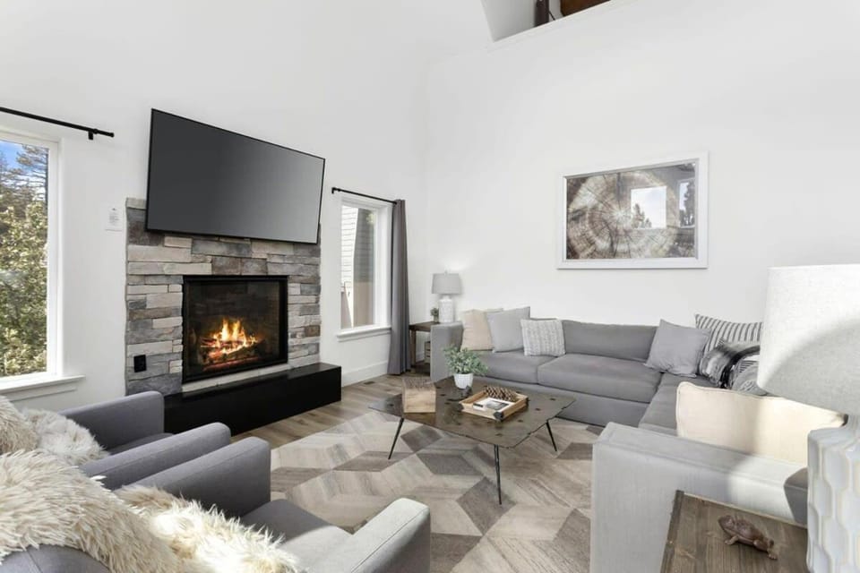 New Lux Home Panoramic View 2 Masters Loft Deck AC EV Charger Dogs eBikes House in Lake Arrowhead