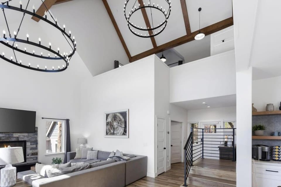 New Lux Home Panoramic View 2 Masters Loft Deck AC EV Charger Dogs eBikes House in Lake Arrowhead