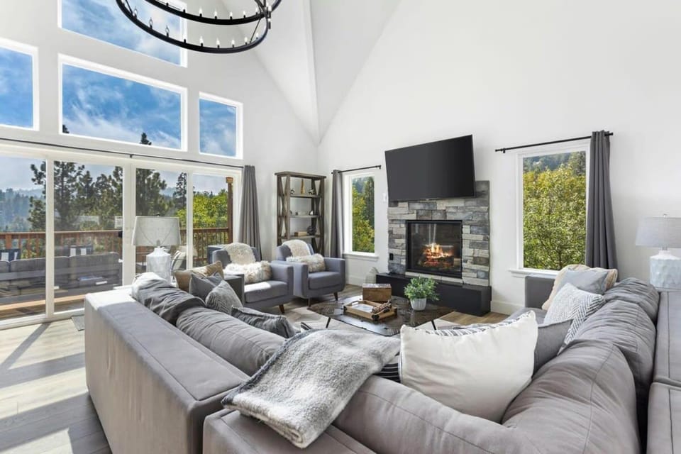 New Lux Home Panoramic View 2 Masters Loft Deck AC EV Charger Dogs eBikes House in Lake Arrowhead