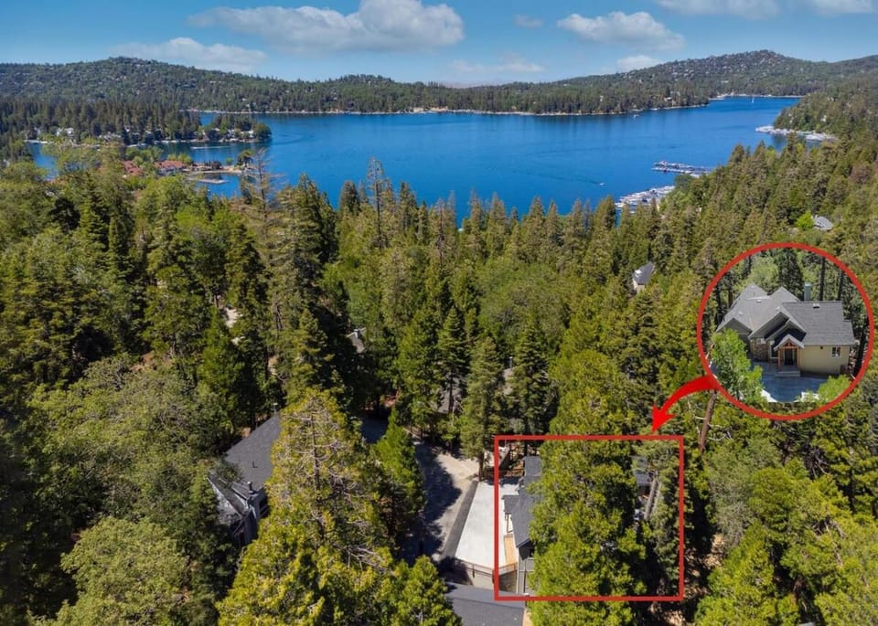 New Luxe Home 6BD 5BA Great and Bonus Rooms 2 Decks AC Dogs eBikes House in Lake Arrowhead