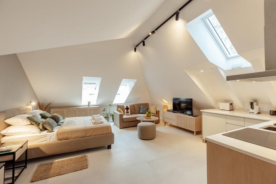 TV and multimedia, Kitchen or kitchenette, Living room, Seating area