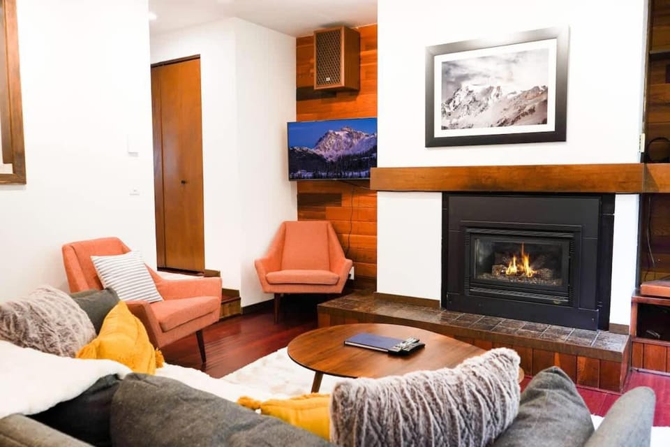 Summit Suite House in Glacier