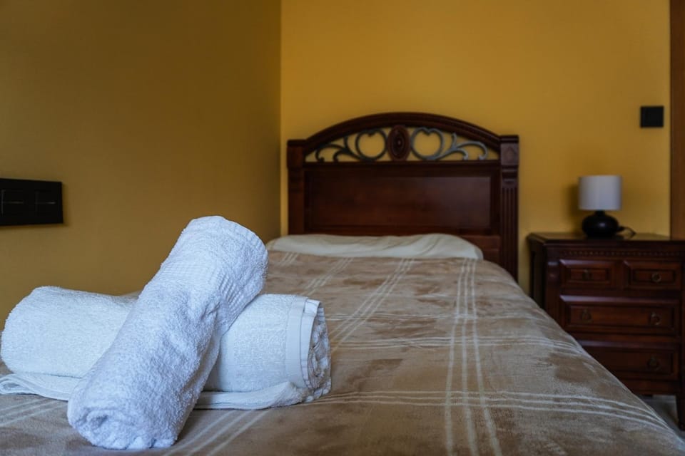Bed, Bedroom, towels