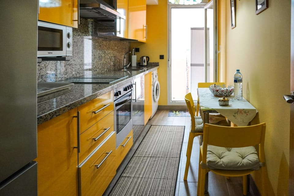 Kitchen or kitchenette, minibar