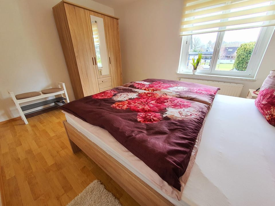 Bed, Photo of the whole room, Bedroom, internet, wardrobe