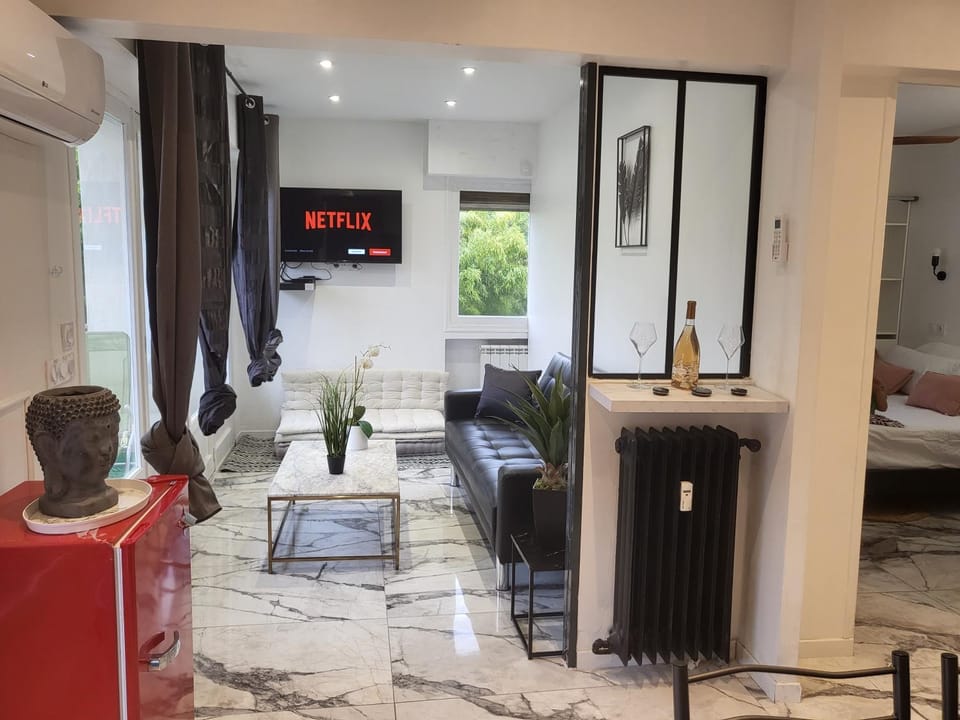 T2 neuf centre ville Saint Raphaël avec terrasse et parking gratuit, prés de la plage et commerces! Apartment in Saint-Raphael