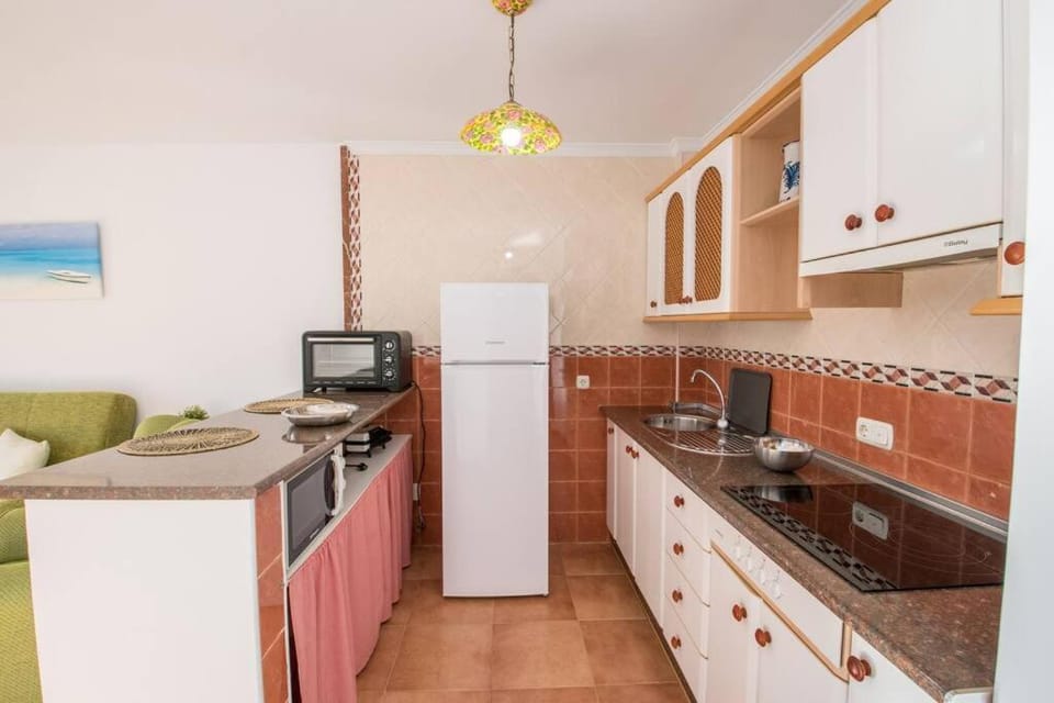 Kitchen or kitchenette, Dining area, pet friendly, stove, toaster