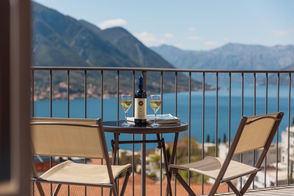 Blue Eyes - Panoramic View Apartment in Dobrota