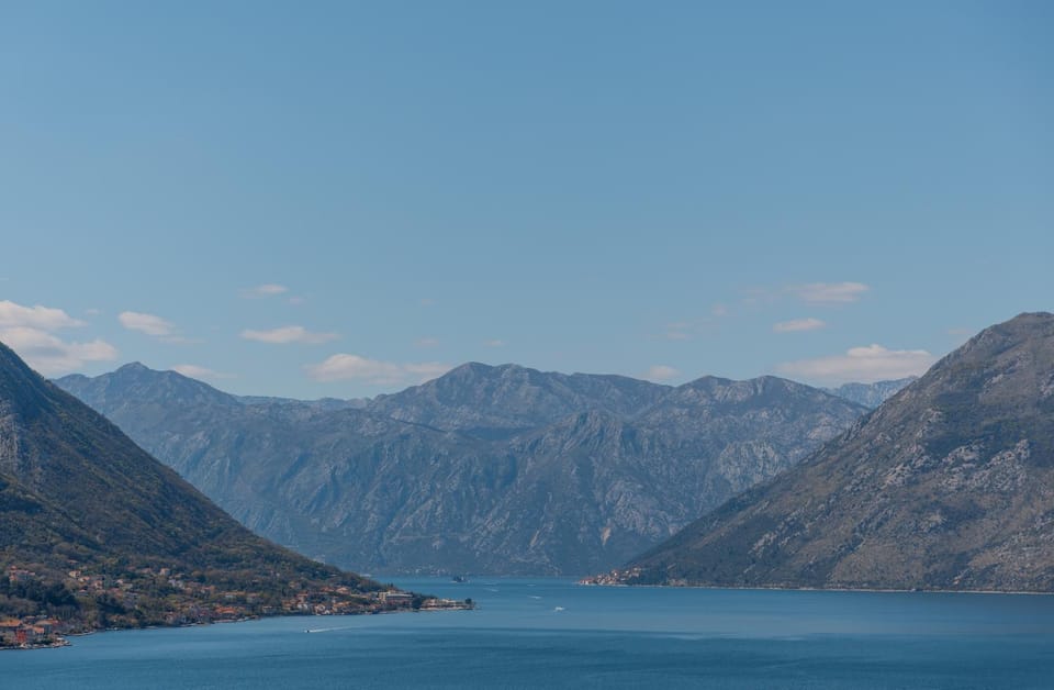 Blue Eyes - Panoramic View Apartment in Dobrota