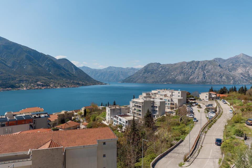 Blue Eyes - Panoramic View Apartment in Dobrota