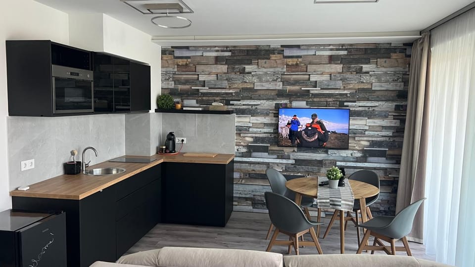 TV and multimedia, Coffee/tea facilities, Kitchen or kitchenette, Dining area, stove