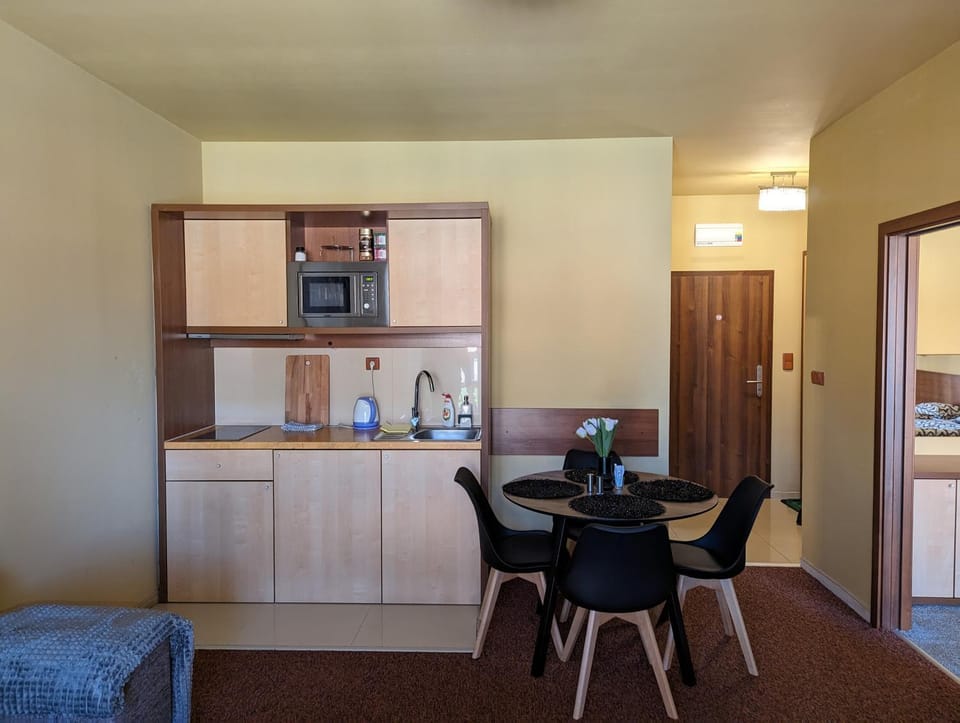 Kitchen or kitchenette, Dining area