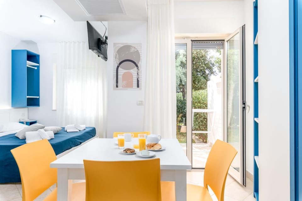 TV and multimedia, Photo of the whole room, Garden view