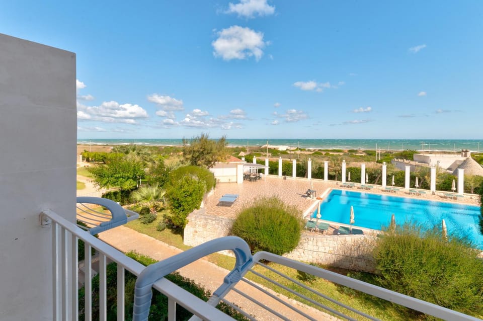 Day, Natural landscape, View (from property/room), Balcony/Terrace, Pool view, Sea view, Swimming pool