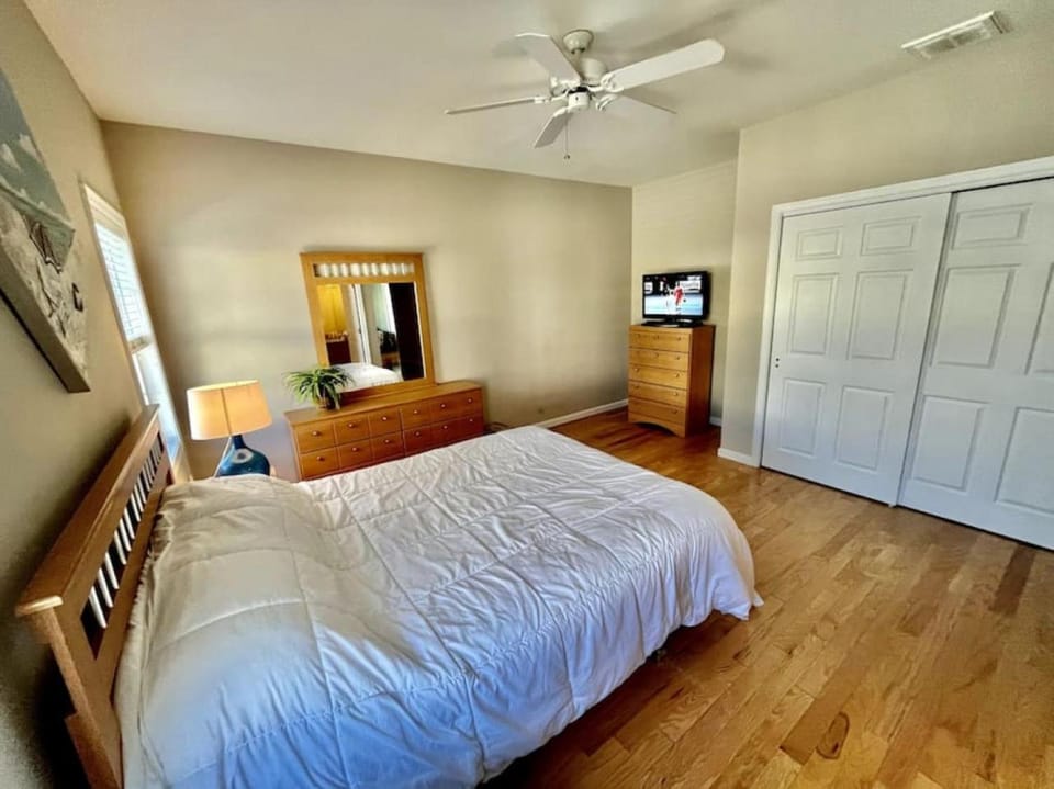 Beach Block 4 Bedroom with POOL House in Wildwood