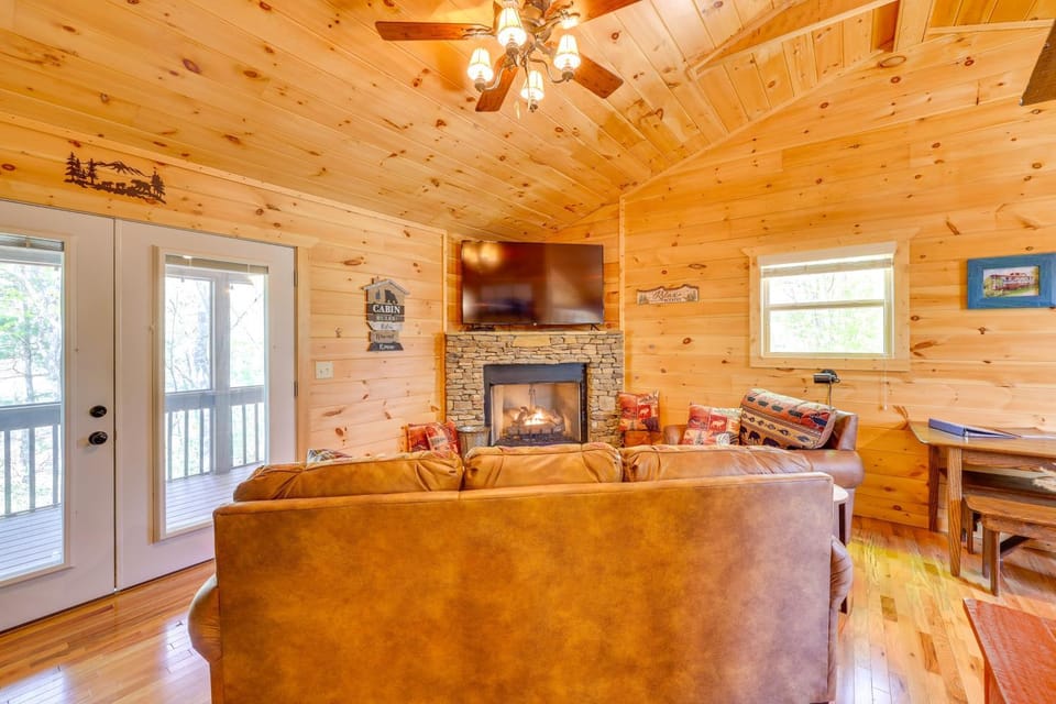 Blue Ridge Mountain Cabin Rental w/ Fire Pit! Cabin in Tennessee
