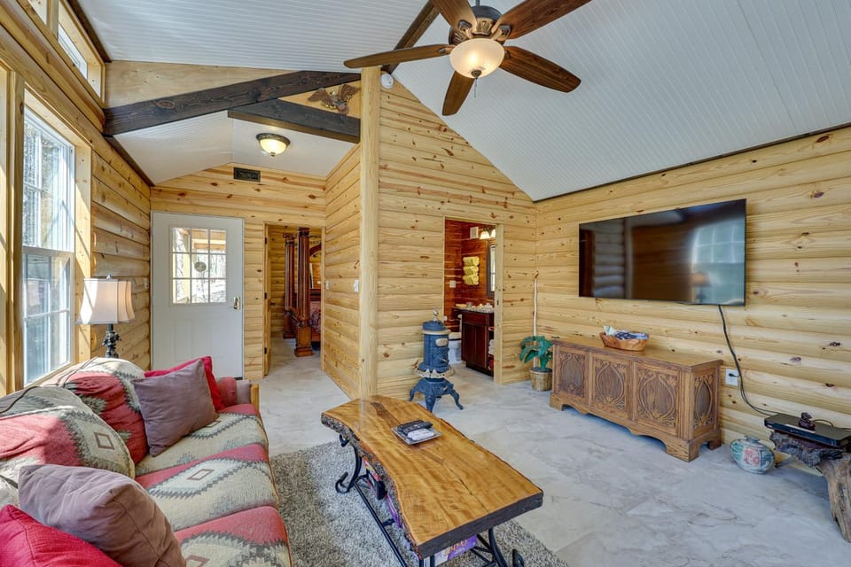 Cliffside Eureka Springs Cabin w/ Beaver Lake View Cabin in Beaver Lake