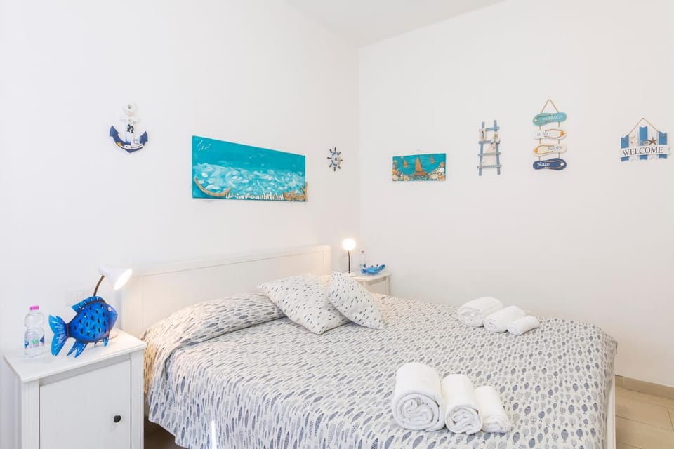 Photo of the whole room, Bedroom, towels