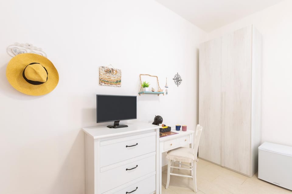 Bed, TV and multimedia, Photo of the whole room