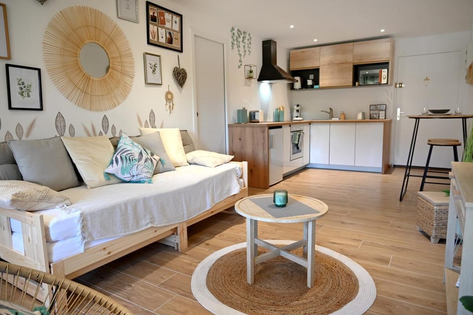 Communal lounge/ TV room, Bed, Living room, Seating area