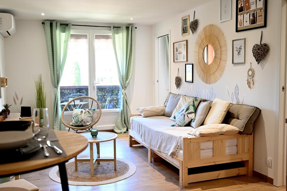 Communal lounge/ TV room, Natural landscape, Living room, Seating area, air conditioner, air conditioner